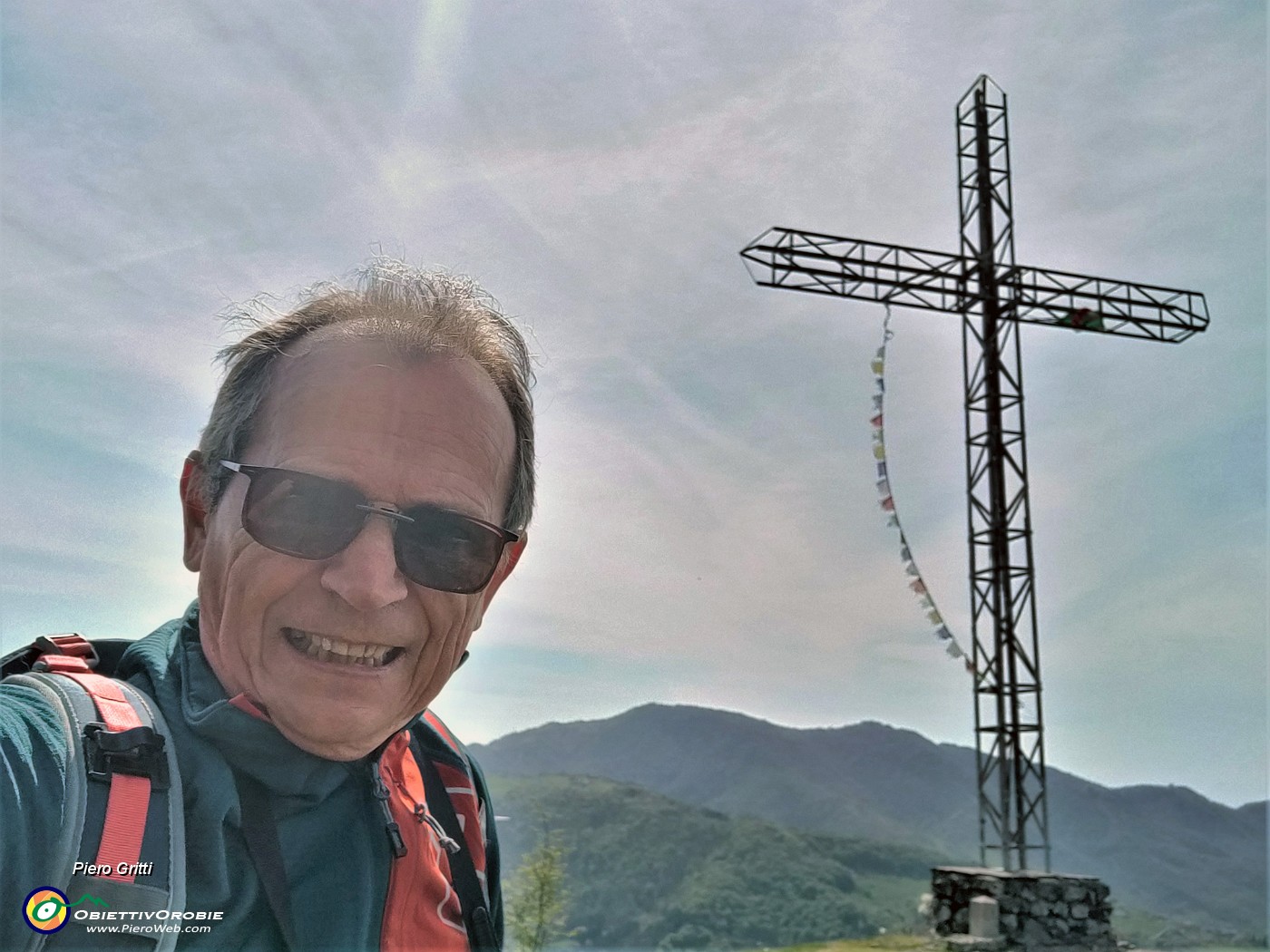06 Alla croce di vetta del Pizzo di Spino (958 m).jpg